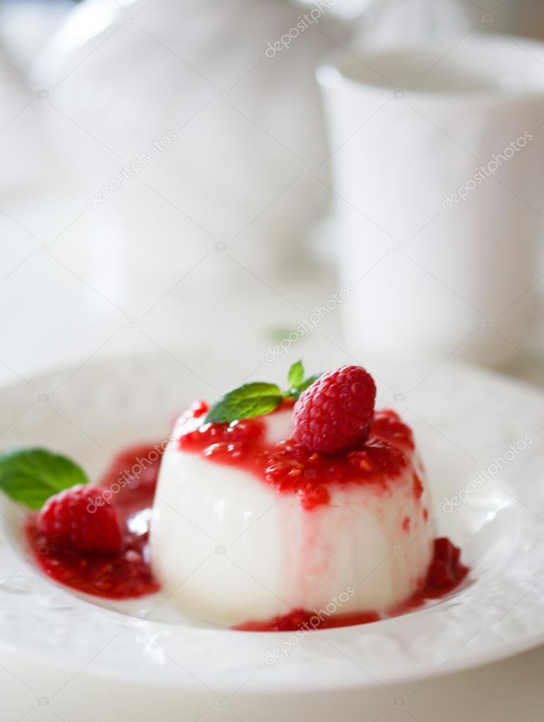 Böğürtlen Soslu Panna Cotta Böğürtlen Soslu Panna Cotta