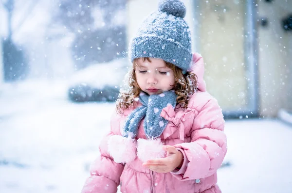 Şirin Bebek kız pembe ceket ve ilk kar b zevk gri şapka — Stok fotoğraf