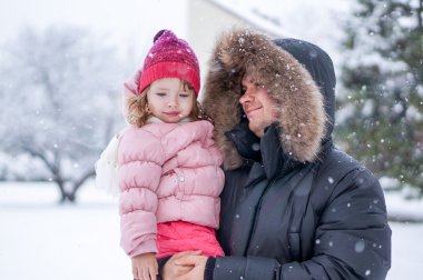 Gündüz baba ve kız enhoying kar