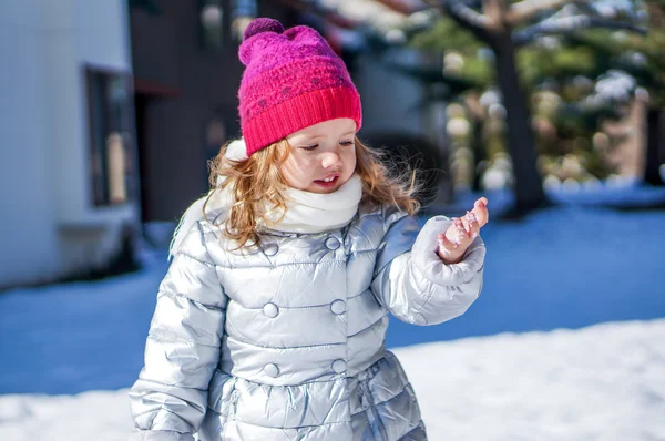 Söt baby tjej njuter av första snön — Stockfoto