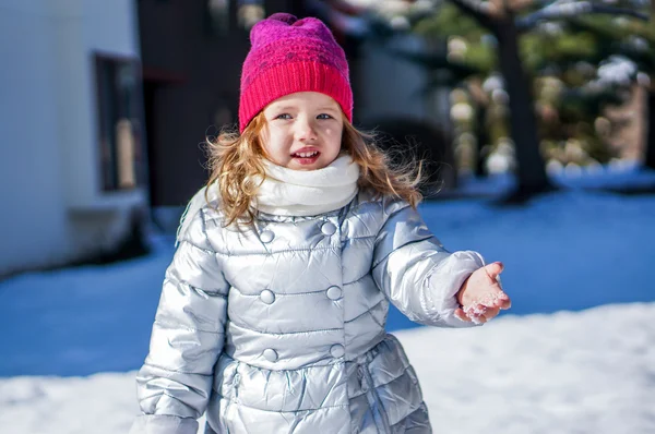 Söt baby tjej njuter av första snön — Stockfoto