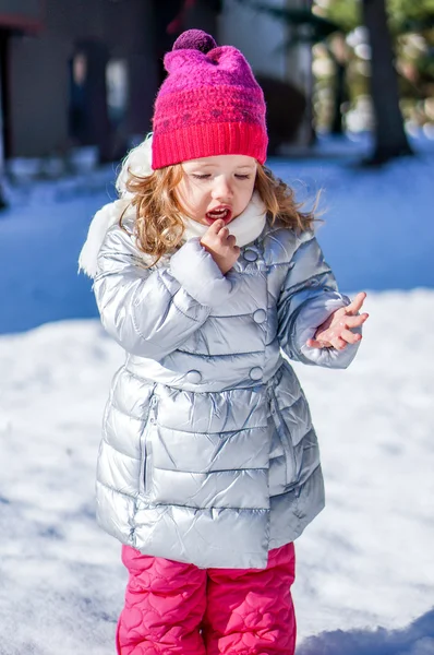 Söt baby tjej njuter av första snön — Stockfoto