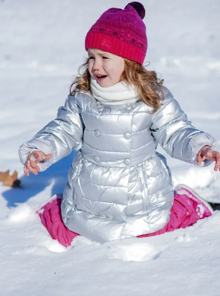 Bonito bebê menina desfrutando primeira neve — Fotografia de Stock