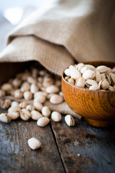 Close-up of roasted pistachios on wooden background — Stock Photo, Image