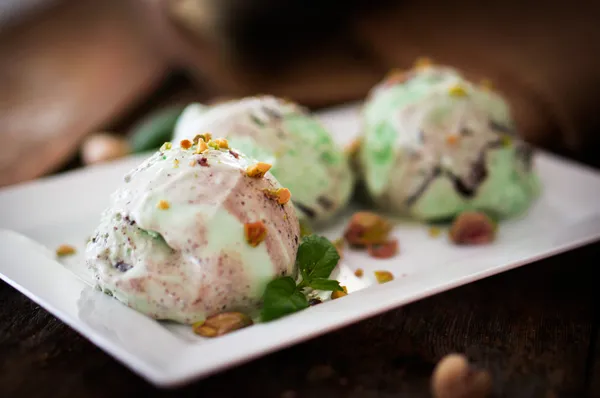 Gelato al pistacchio su fondo di legno — Foto Stock