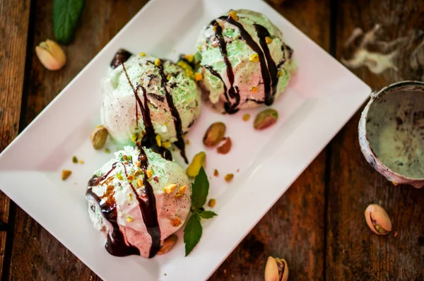 Helado de pistacho sobre fondo de madera — Foto de Stock