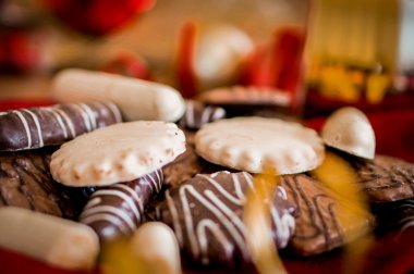 kurdela ile beyaz Tekstil üzerine çikolatalı kurabiye