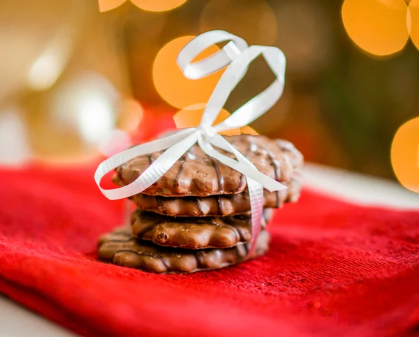 Chocolate cookies on white textile with ribbons — Stock Photo, Image