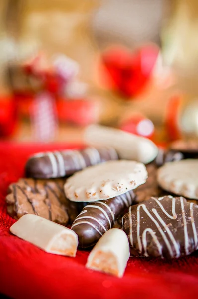 Biscoitos de chocolate sobre tecido branco com fitas — Fotografia de Stock