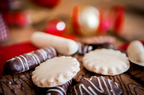 Schokoladenkekse auf weißem Textil mit Schleifen — Stockfoto