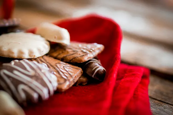 Galletas de chocolate sobre textil blanco con cintas — Foto de Stock