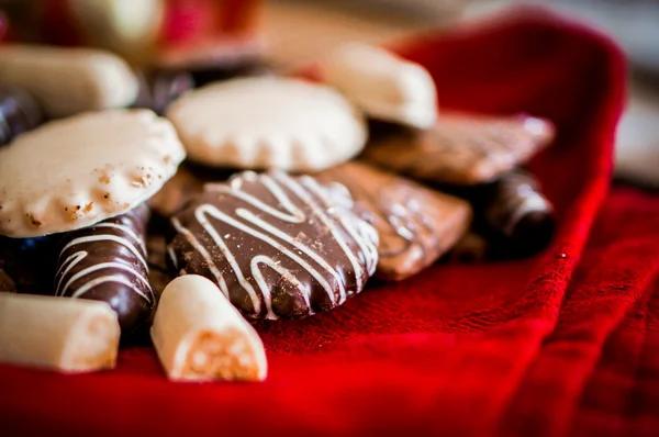 Galletas de chocolate sobre textil blanco con cintas —  Fotos de Stock