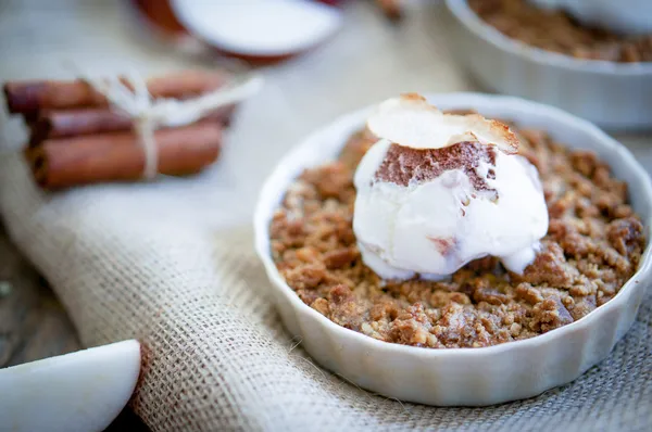 elma tarçın ve vanilya ile tatlı harap dondurma - ahşap zemin üzerinde