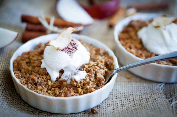 Apple crumble dessert with cinnamon and vanilla ice -cream on wooden background — Stock Photo, Image