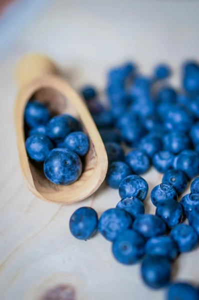 Fresh blueberries on wooden background — Stock Photo, Image