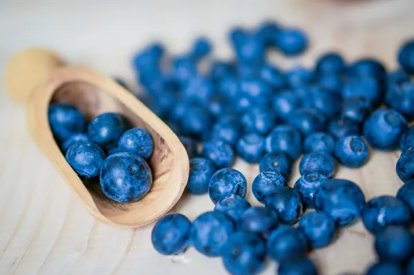 Fresh blueberries on wooden background — Stock Photo, Image