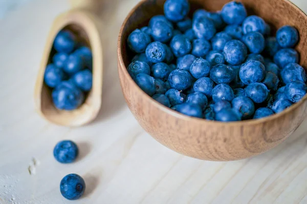 Fresh blueberries on wooden background — Stock Photo, Image