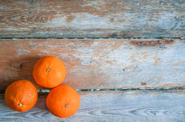 Mandarinas frescas sobre fondo de madera —  Fotos de Stock