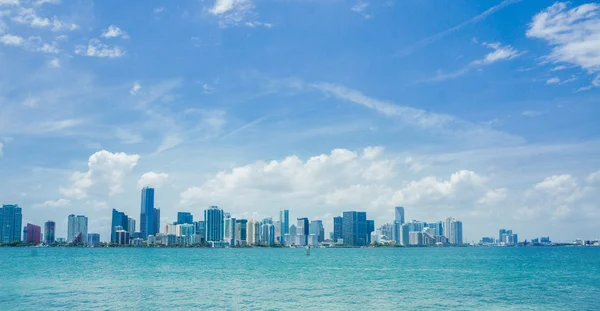 El horizonte de Miami durante el día — Foto de Stock