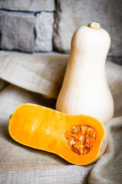 ahşap zemin üzerinde pişmemiş dilimlenmiş Balkabagi