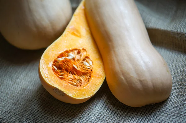 Calabaza de mantequilla sin cocer sobre fondo de madera — Foto de Stock