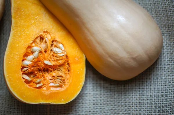 Calabaza de mantequilla sin cocer sobre fondo de madera — Foto de Stock