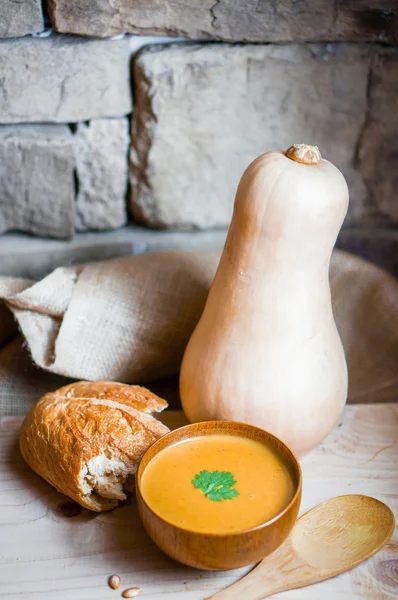 Бутербродний суп з кабачками з домашнім хлібом на дерев'яному фоні — стокове фото