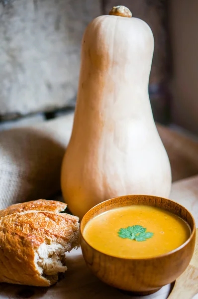 Бутербродний суп з кабачками з домашнім хлібом на дерев'яному фоні — стокове фото