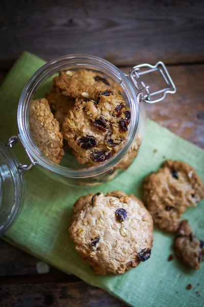 Zabliszt cookie-kat, mazsolával, fából készült háttér, vintage — Stock Fotó