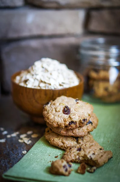 Zabliszt cookie-kat, mazsolával, fából készült háttér, vintage — Stock Fotó