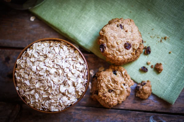 Zabliszt cookie-kat, mazsolával, fából készült háttér, vintage — Stock Fotó