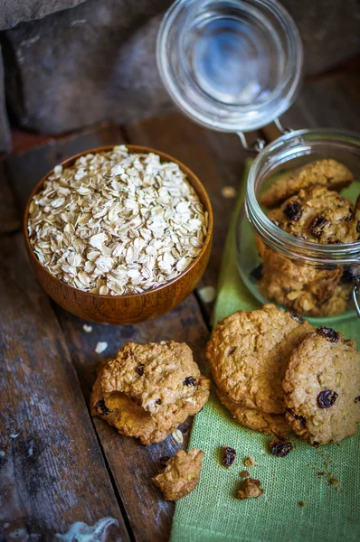 Zabliszt cookie-kat, mazsolával, fából készült háttér, vintage — Stock Fotó