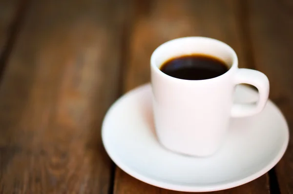 Taza de café fresco sobre fondo rústico de madera — Foto de Stock