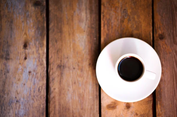 Tazza di caffè fresco su sfondo rustico in legno — Foto Stock