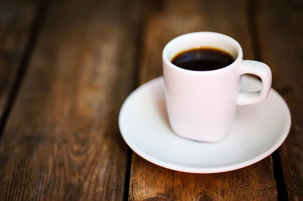 Xícara de café fresco em fundo de madeira rústica — Fotografia de Stock