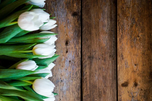 Weiße Tulpen auf rustikalem Holzgrund — Stockfoto