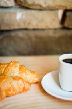 Ahşap arka plan üzerinde siyah kahve ile siyah ay çöreği