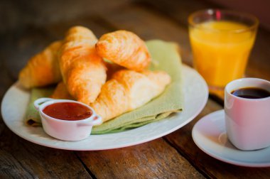 Ahşap arka plan üzerinde siyah kahve ile siyah ay çöreği