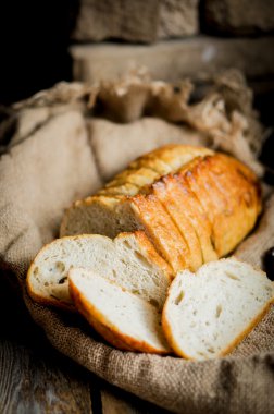 Ahşap arka plan üzerinde taze ekmek dilimlenmiş vintage