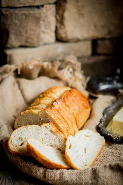 Pane fresco affettato su fondo di legno, vintage — Foto Stock