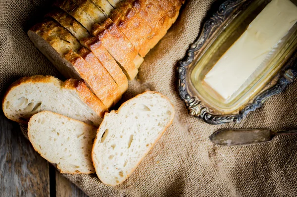 Pane fresco affettato su fondo di legno, vintage — Foto Stock