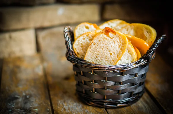 Pane fresco affettato su fondo di legno, vintage — Foto Stock