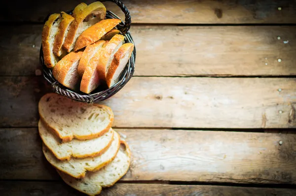 Pane fresco affettato su fondo di legno, vintage — Foto Stock