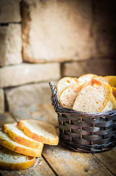 Gesneden vers brood op houten achtergrond, vintage — Stockfoto