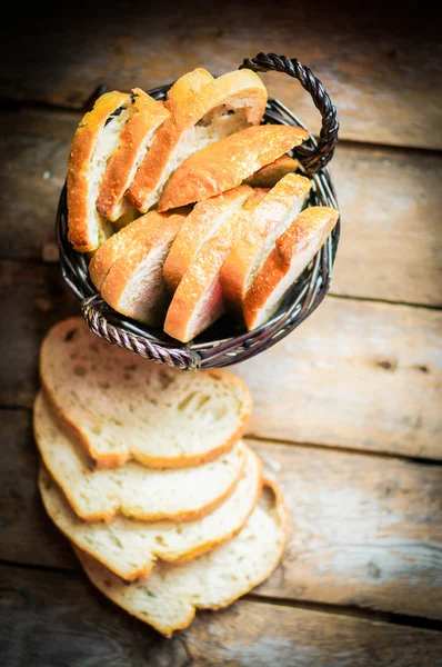 Gesneden vers brood op houten achtergrond, vintage — Stockfoto