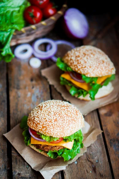 Közelkép a házi hamburgert, fából készült háttér — Stock Fotó