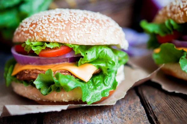 Närbild av hemgjorda hamburgare på trä bakgrund — Stockfoto