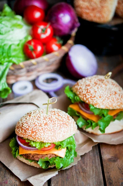 Primer plano de hamburguesas caseras sobre fondo de madera — Foto de Stock