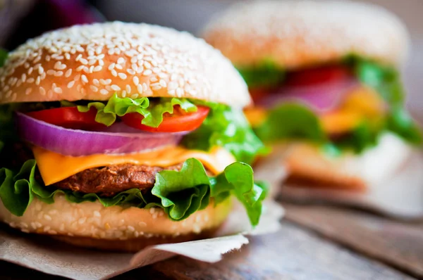Closeup domácí hamburgery na dřevěné pozadí Royalty Free Stock Obrázky