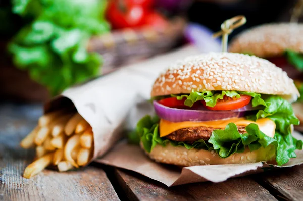 Closeup domácí hamburgery na dřevěné pozadí Stock Fotografie